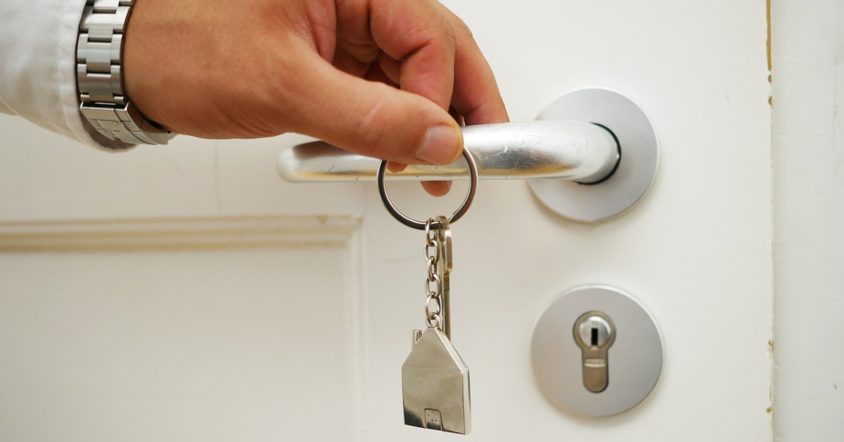 Claus d'un habitatge sobre una porta Claus d'un habitatge sobre una porta