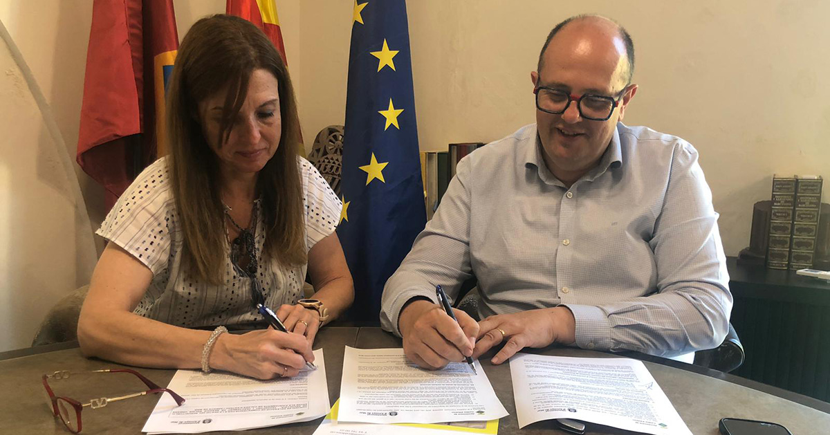Elisabeth Segura i Estanis Fors signant el conveni Elisabeth Segura i Estanis Fors signant el conveni